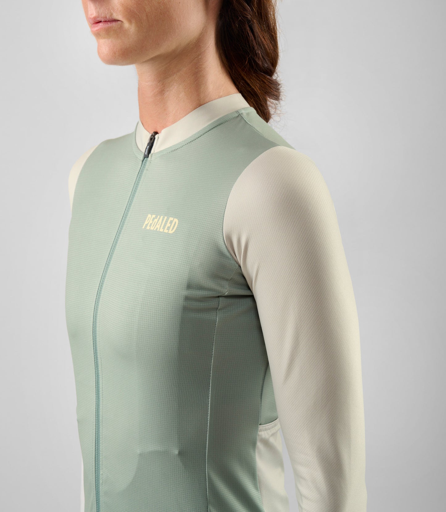 W5WTJEL08PE_6_women cycling training jersey long sleeve light blue element side pedaled