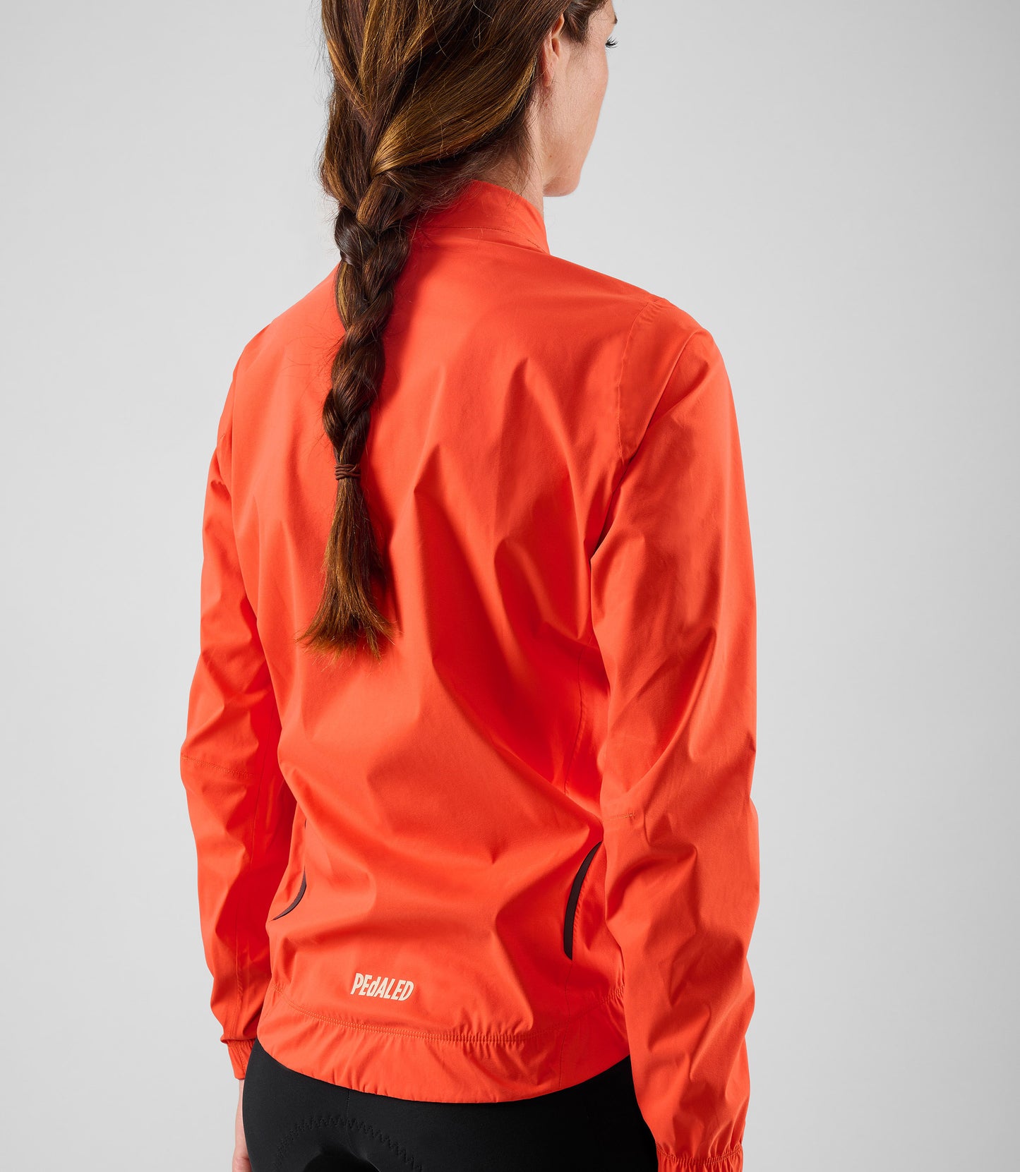 W5WWJEL12PE_7_women cycling waterproof jacket orange element side back pedaled